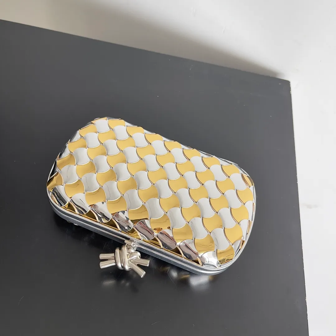 Batch 1960 BOTTEGA VENETA 2024 new women's evening bag. The more complicated weaving process gives it a wavy double pattern. As one of the protagonists of the Holy Way capsule, it shines like the stars on the Christmas tree⭐ Style number: 778500 Size: 20.5*12.5*6